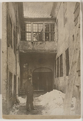 Vilhelm Hammershøi in the courtyard of Strandgade 30