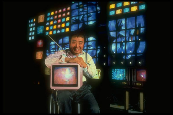 Video artist Nam June Paik with his video sculpture Fin de Siecle II 