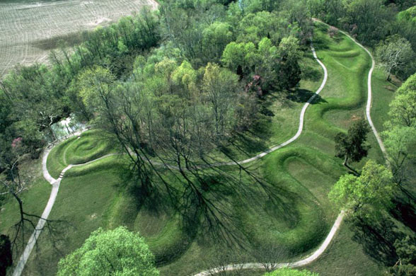 Great Serpent Mound, Adams County, Ohio, US (c1070)