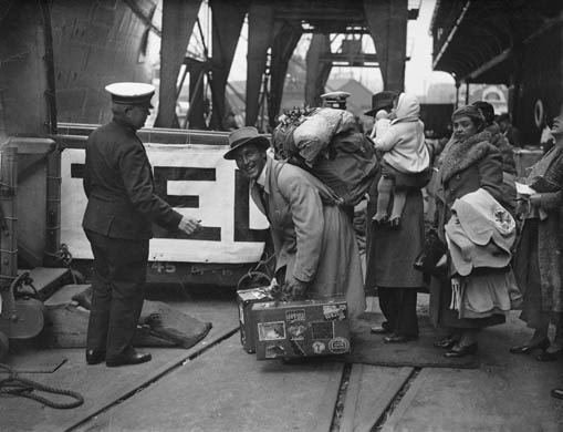 Passengers boarding the Queen Mary at Southampton in 1936, bound for New York