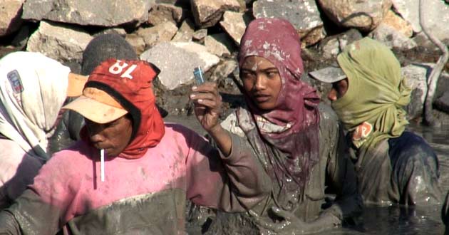  Susan Norrie, HAVOC 2007 Video still (in collaboration with David Mackenzie) Korban Lumpur, Porong, East Java, Indonesia