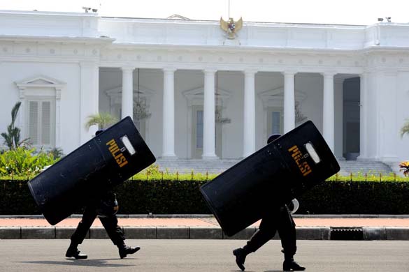Police prepare for oil protestors in Jakarta