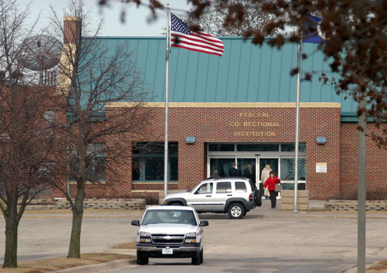 Jeffrey Skilling enters Minnesota jail