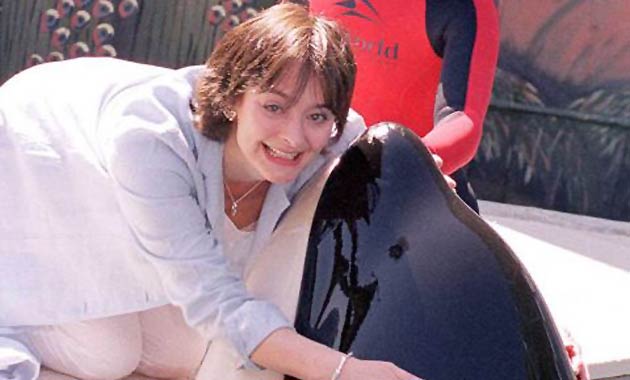Cherie Blair hugs killer whale Shamu at SeaWorld in Florida