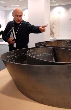 Richard Serra supervising