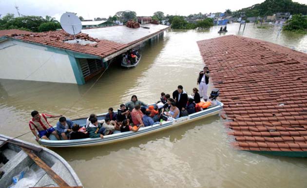 Mexican navy rescues residents by boat