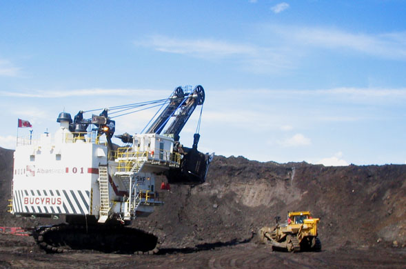 Oil extraction at Alberta oil sands, Canada