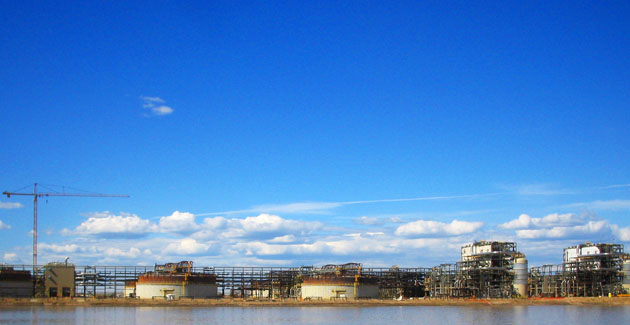 Oil extraction at Alberta oil sands, Canada