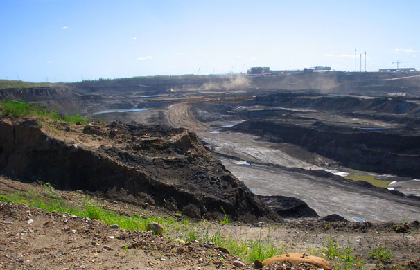 Oil extraction at Alberta oil sands, Canada