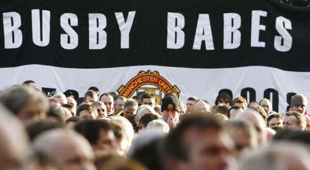 Manchester United fans pay tribute