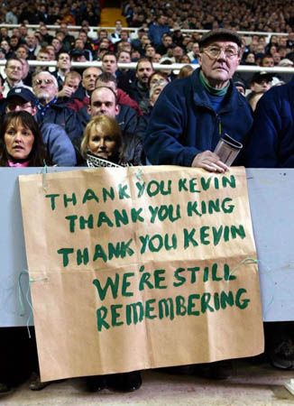 Fans welcome back Manchester City manager Kevin Keegan to St James' Park