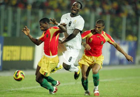 Mohamed and Kanfory of Guinea and Essien of Ghana in a challange
