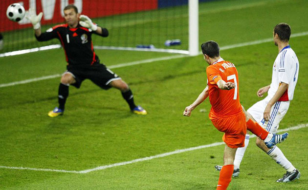 Van Persie scores