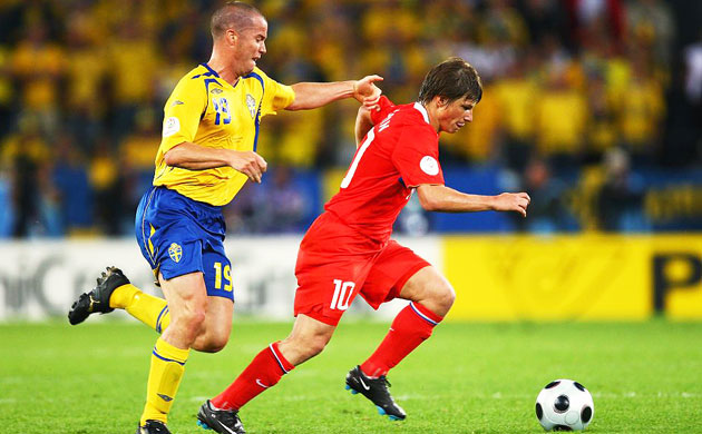 Andrei Arshavin escapes Daniel Andersson