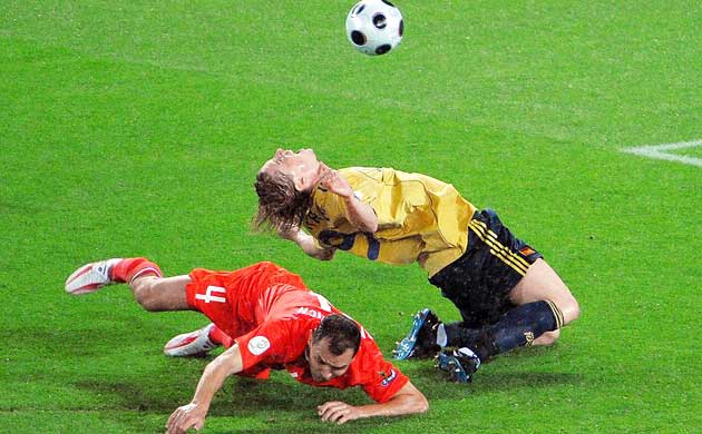 Fernando Torres goes down