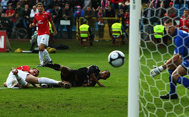 Fraizer Campbell watches on as Tottenham score