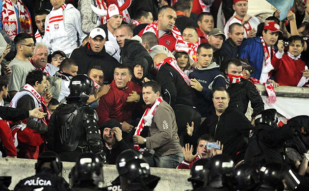 Slovak police and Poland fans