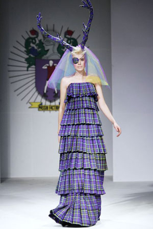 Agyness Deyn wears tartan antlers