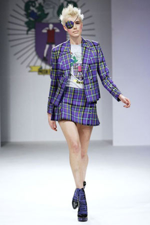 Agyness Deyn wears tartan suit