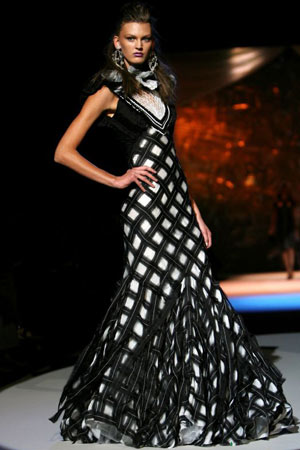 Model wears Zac Posen