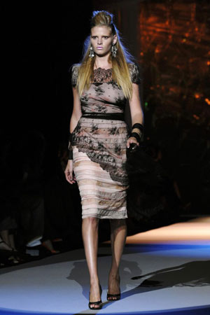 Model wears Zac Posen