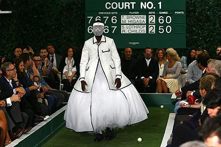 Model wear tennis outfit