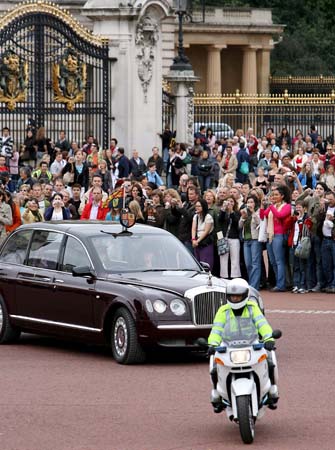 Crowds at Buckingham Palace