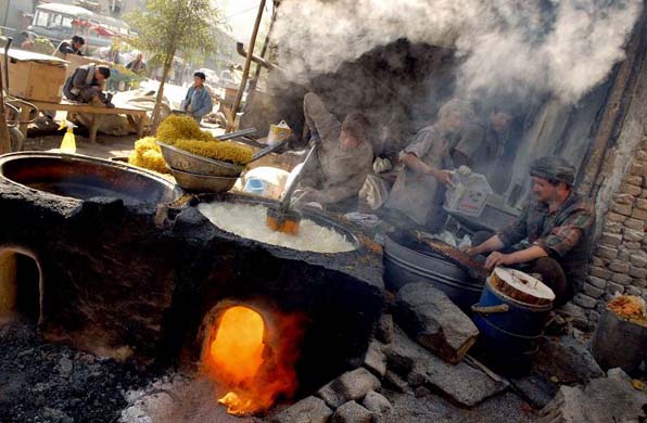 رمضان في افغانستان GD4932567@Afghan-men-work-at-a--9552