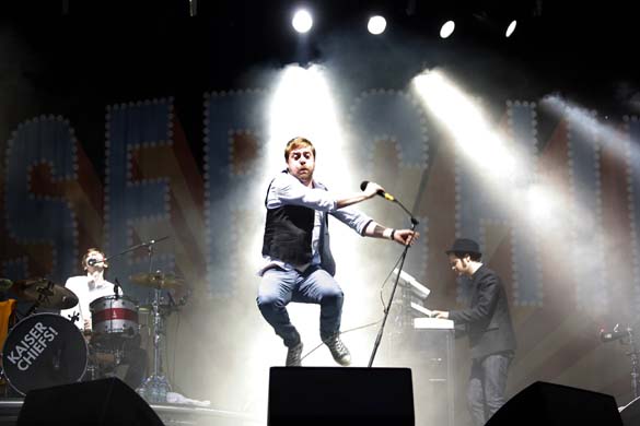 Kaiser chiefs Perform