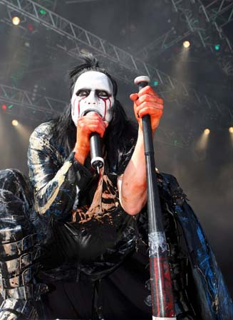 Lissy Borden performs live