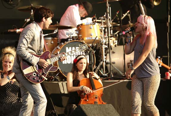 Mark Ronson and Lily Allen performing