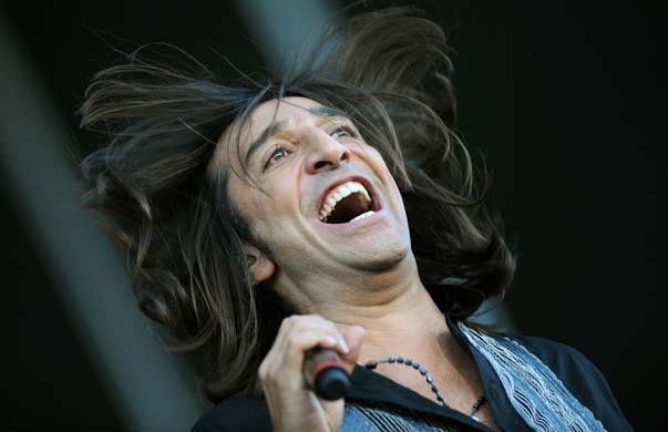 Antonio Carmona performs