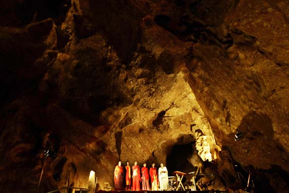 Rosa Zaragoza performs