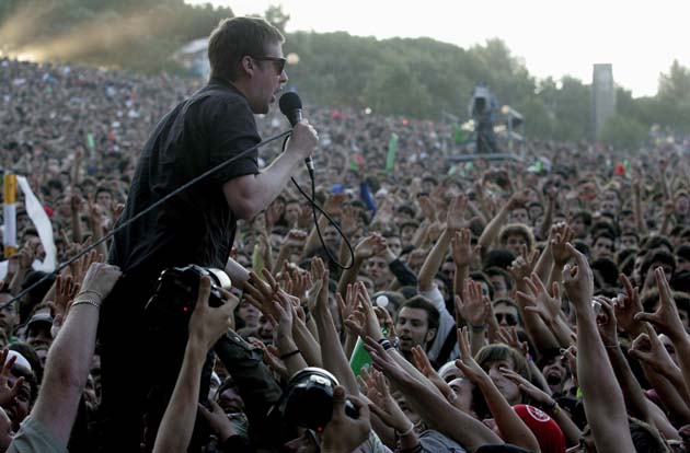 Kaiser Chiefs perform