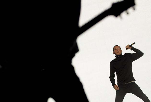 Linkin Park perform