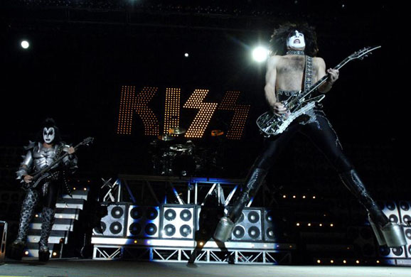 kiss perform