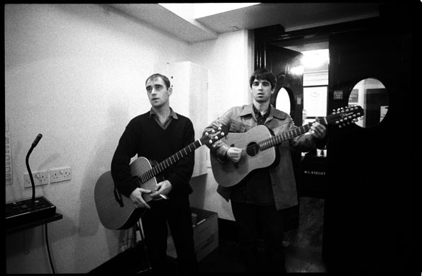 Oasis: A Year On The Road