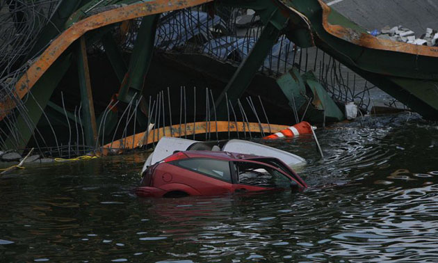 Cars lie in the Mississippi river