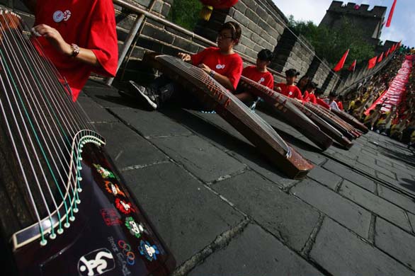 A total of 999 students from across the country play Chinese traditional musical instruments on the Great Wall