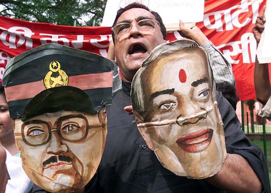 Masks depicting the Indian and Pakistani leaders