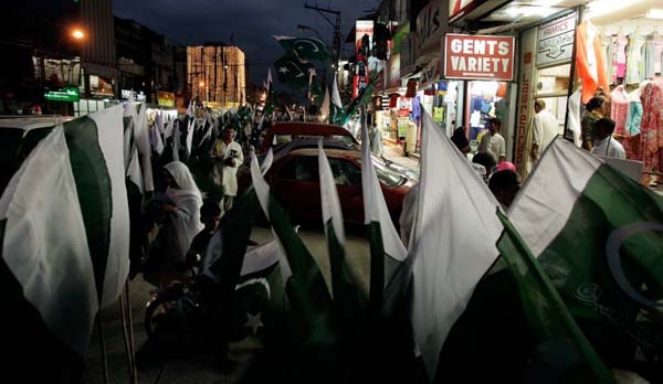 People buy national flags in Rawalpindi