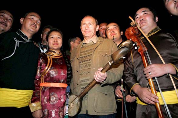 Putin stands with Tuva folk musicians