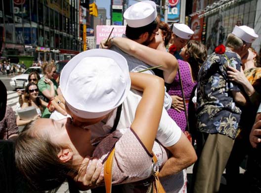 A group of people simultaneously kiss in Times Square