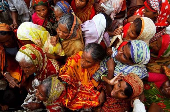 Flood victims wait to receive rice