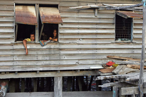 A Motuan couple enjoys the sea breeze