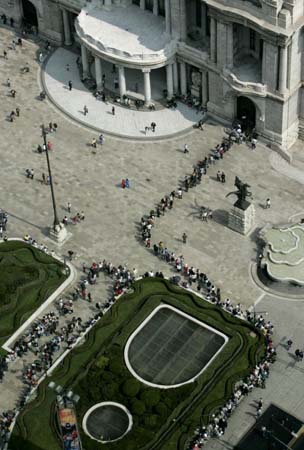 A line of people at the entrance of 'Bellas Artes' Palace 