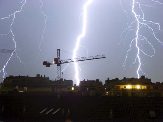 Three bolts of lightning flash simultaneously during thunderstorms