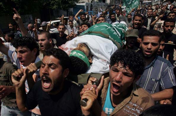 Palestinian mourners carry the body of Hamas militant Yehiya Habib