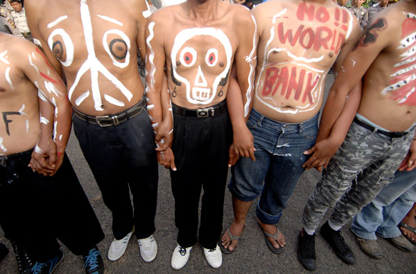 Nusa Dua, Bali: Body-painted environmental activists