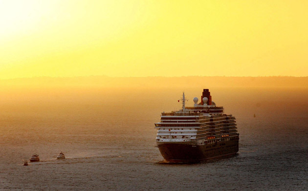 Lee on Solent: Queen Victoria sails into Southampton